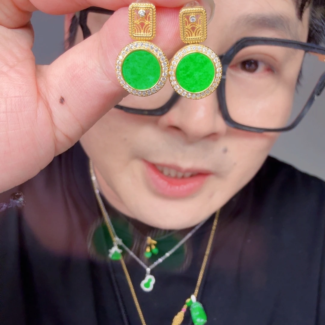 翡翠未镶嵌颈饰一对