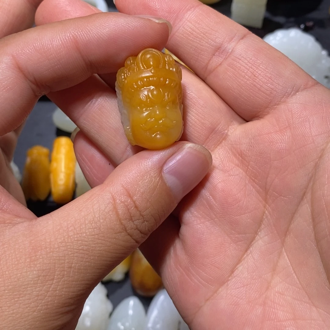 深***森和田玉未镶嵌颈饰