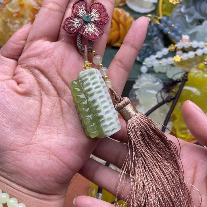 未镶嵌蛇纹石玉吊坠