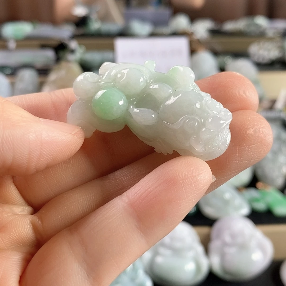 翡翠未镶嵌颈饰貔貅