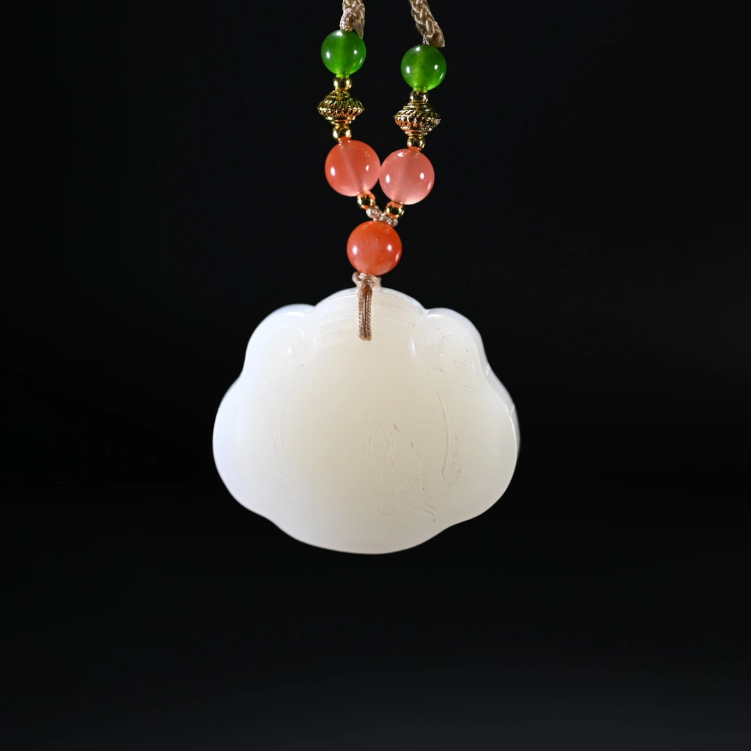 Lot8803 和田玉平安锁挂坠/保利