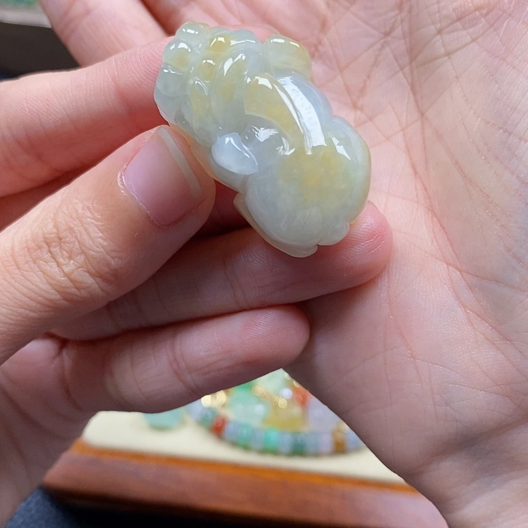 翡翠未镶嵌颈饰闪