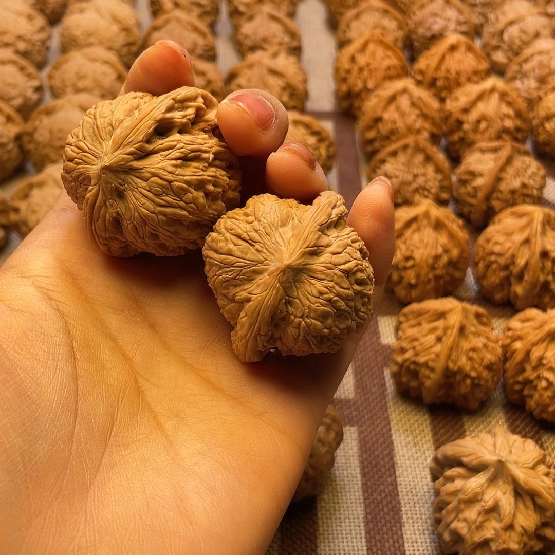 文玩核桃把件小*孩泥鳅背