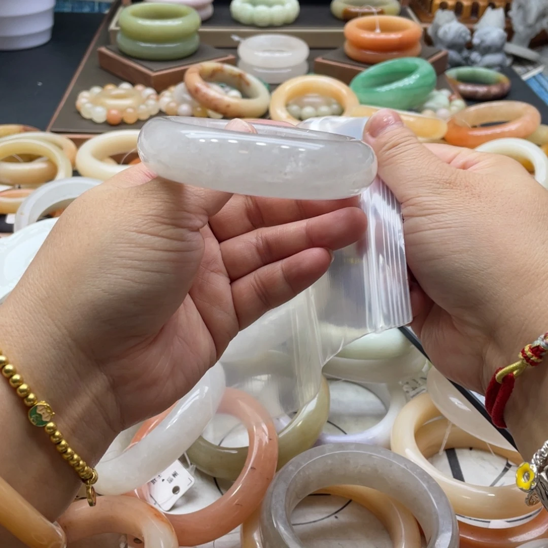 小****石英岩玉未镶嵌手镯