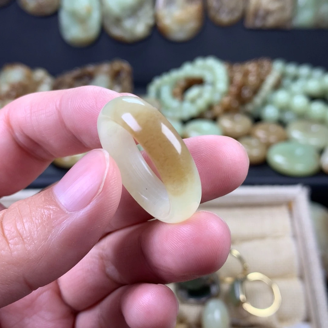 平***心和田玉未镶嵌颈饰