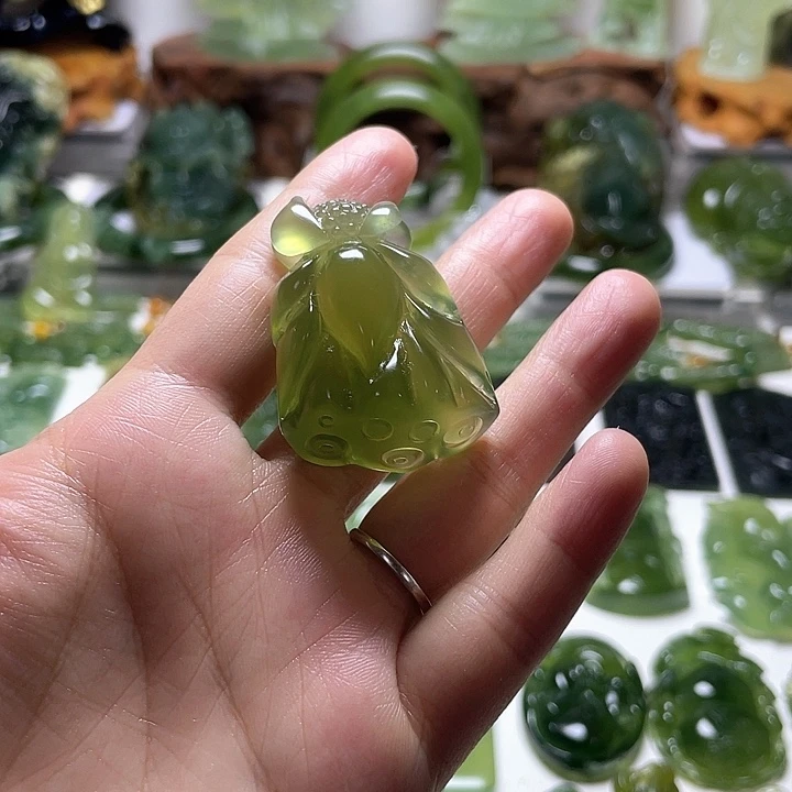 蛇纹石玉颈饰未镶嵌日****城