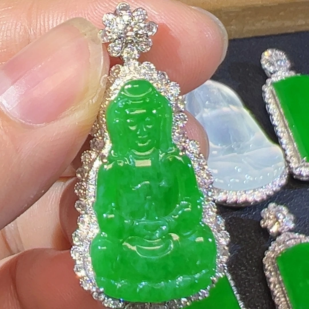 翡翠18K金镶嵌颈饰