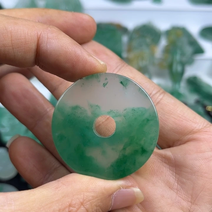 石英质玉未镶嵌颈饰