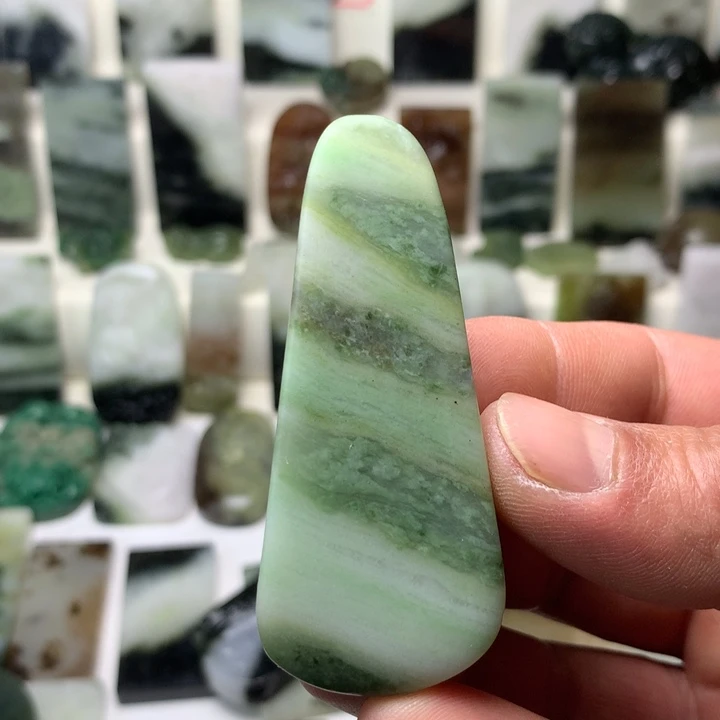 独山玉未镶嵌颈饰