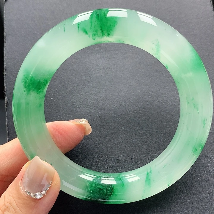 ****。石英质玉手镯未镶嵌