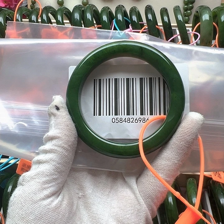 和田玉未镶嵌手镯包容