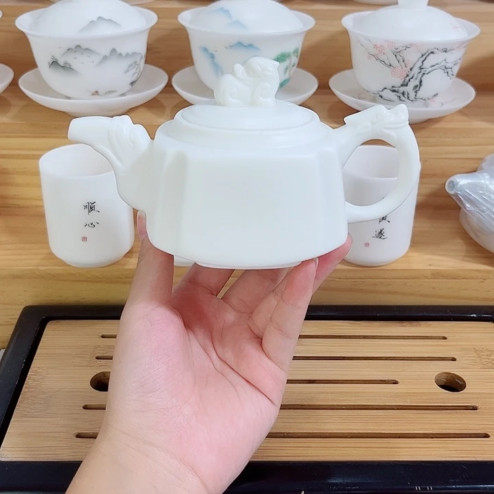 羊脂玉微瑕貔貅壶