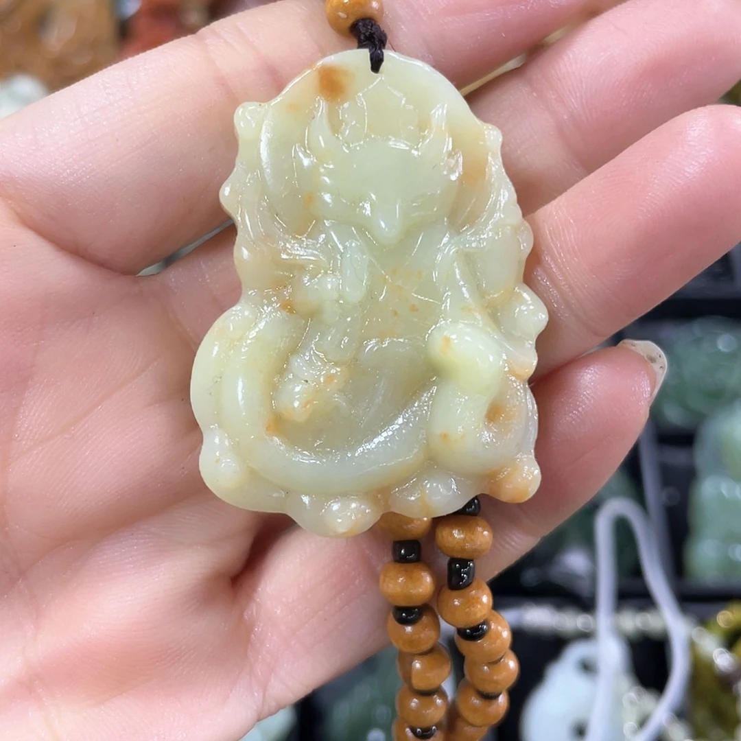 蛇纹石玉颈饰合金