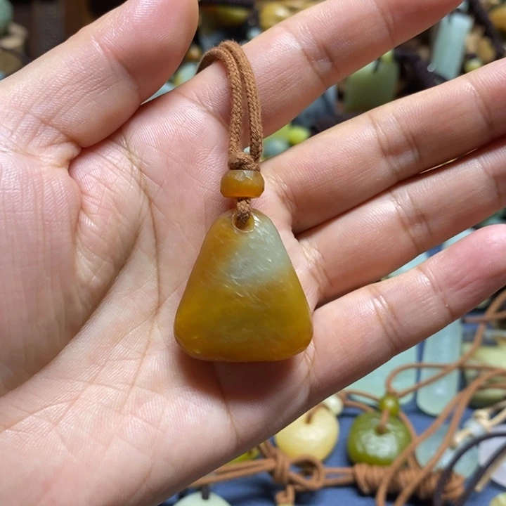 青***瓷蛇纹石玉未镶嵌颈饰