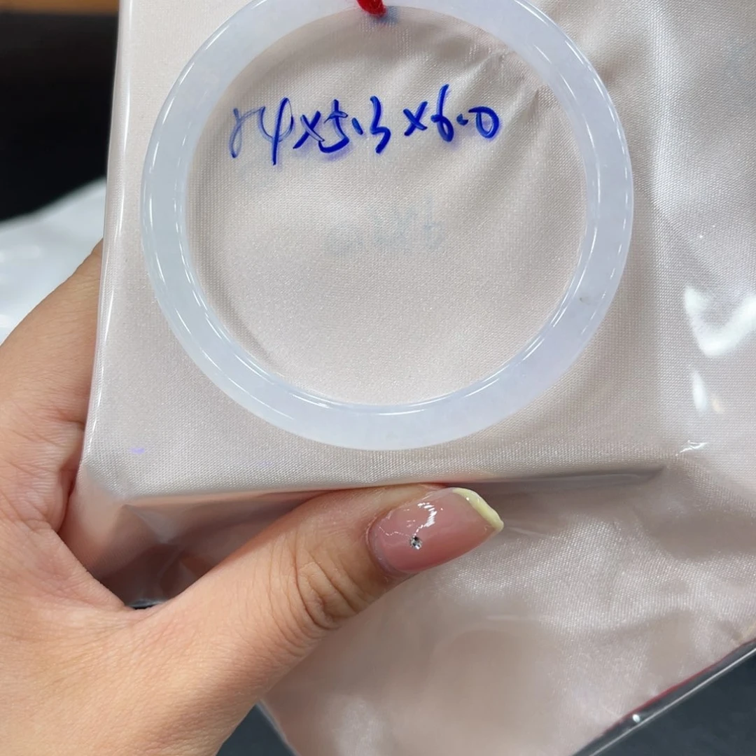 翡翠手镯未镶嵌翡翠