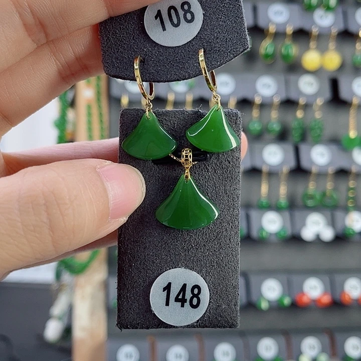 18K金镶嵌和田玉耳饰