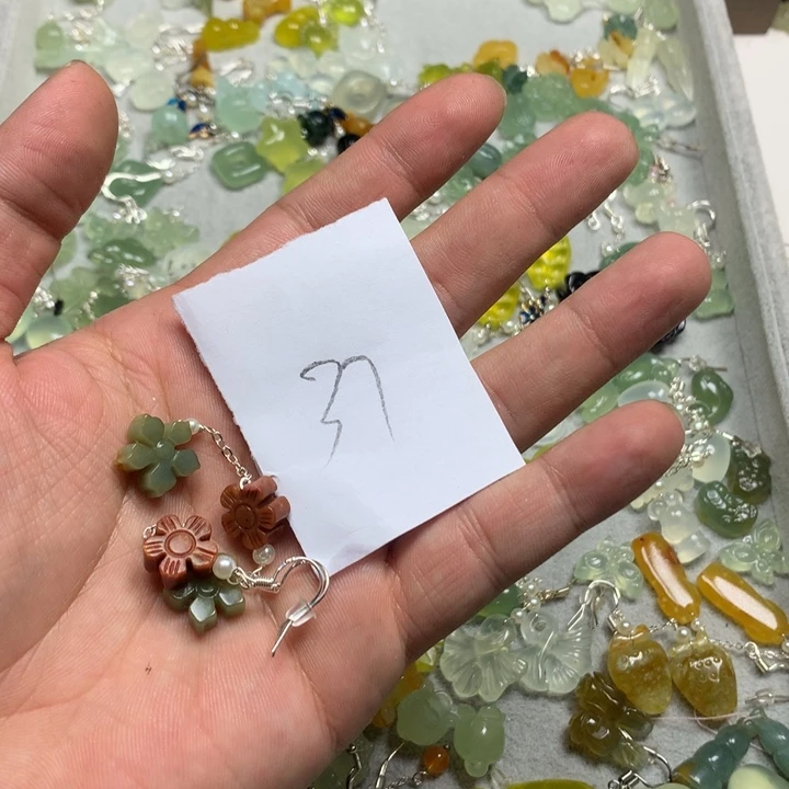 蛇纹石玉耳钉足银镀金镶嵌张*平