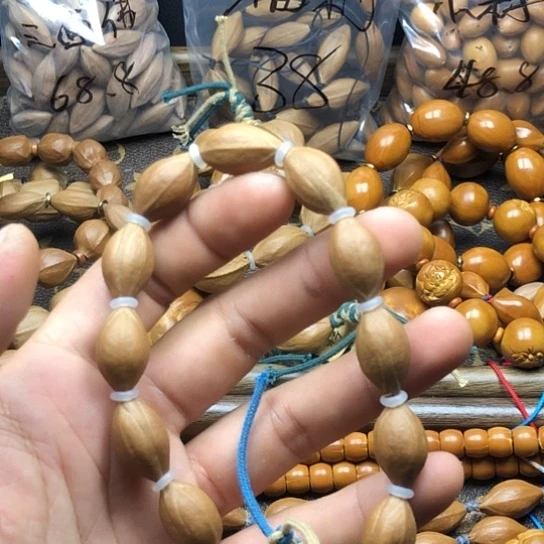 两***空吊坠橄榄核来咯考虑图