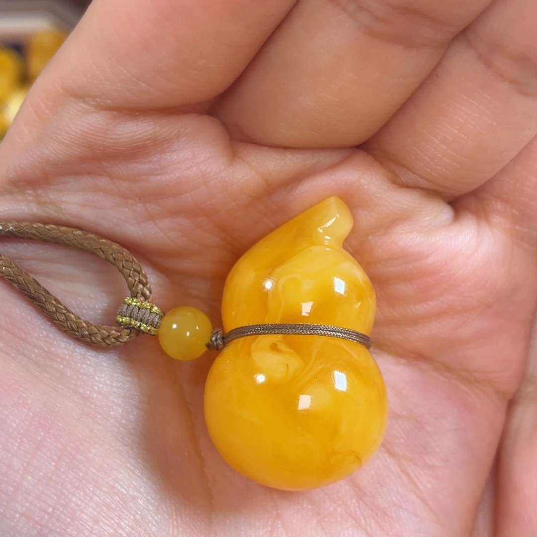 琥珀未镶嵌颈饰葫芦