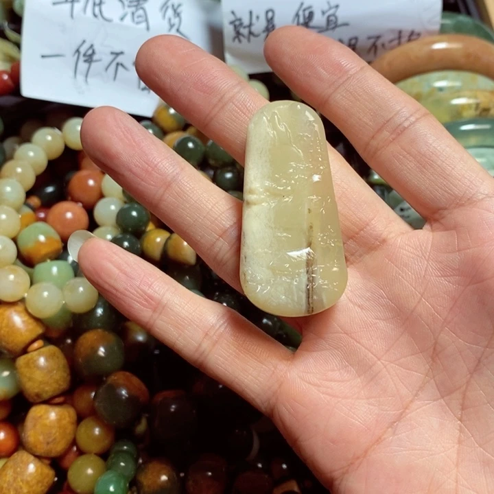 蛇纹石玉颈饰未镶嵌