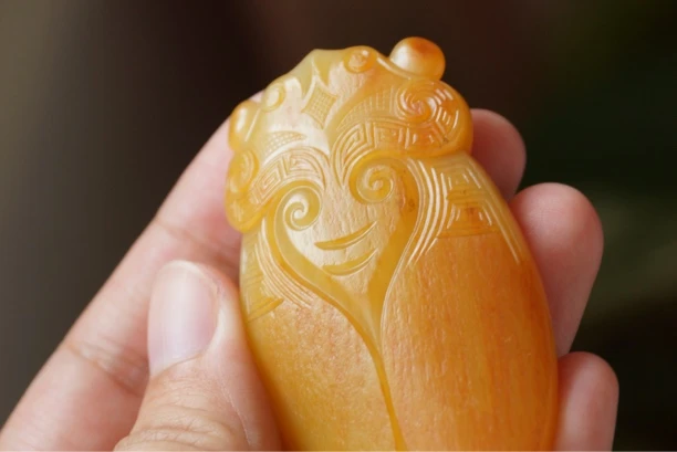 新疆和田玉黄沁知了蝉一鸣惊人吊坠