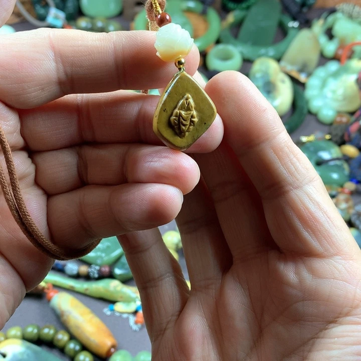 吊坠(赠链)未镶嵌岫岩河磨玉（透闪石质玉）