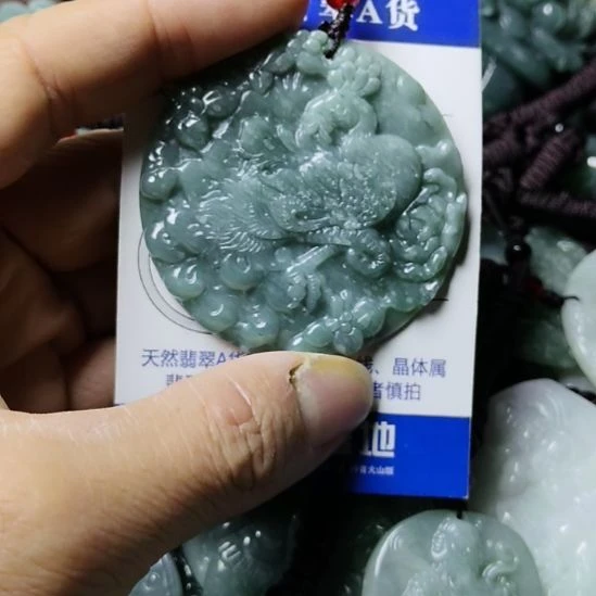 翡翠未镶嵌颈饰挂件