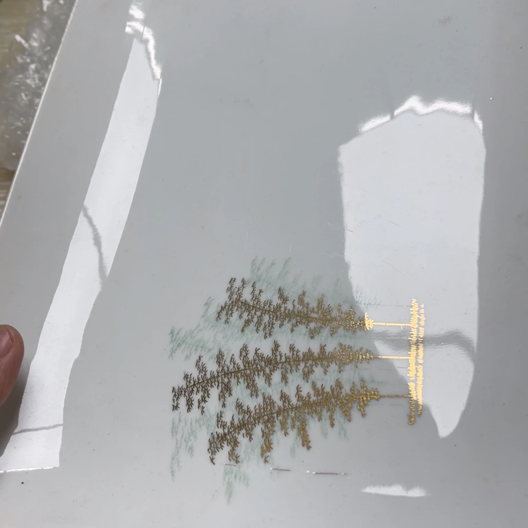 瓷片生****动密密麻麻地排列着