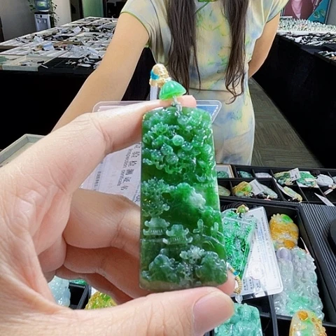 翡翠未镶嵌颈饰一个