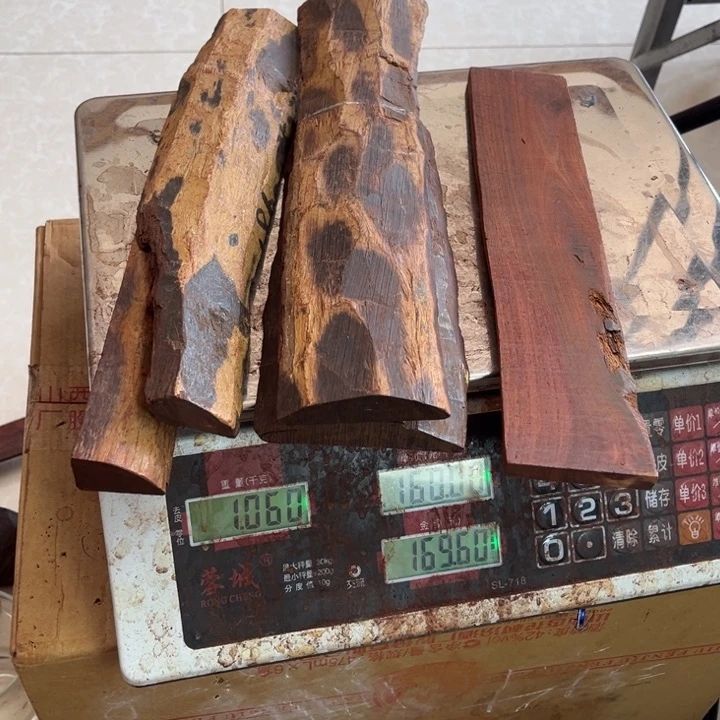 檀香紫檀（小叶紫檀）曾***、
