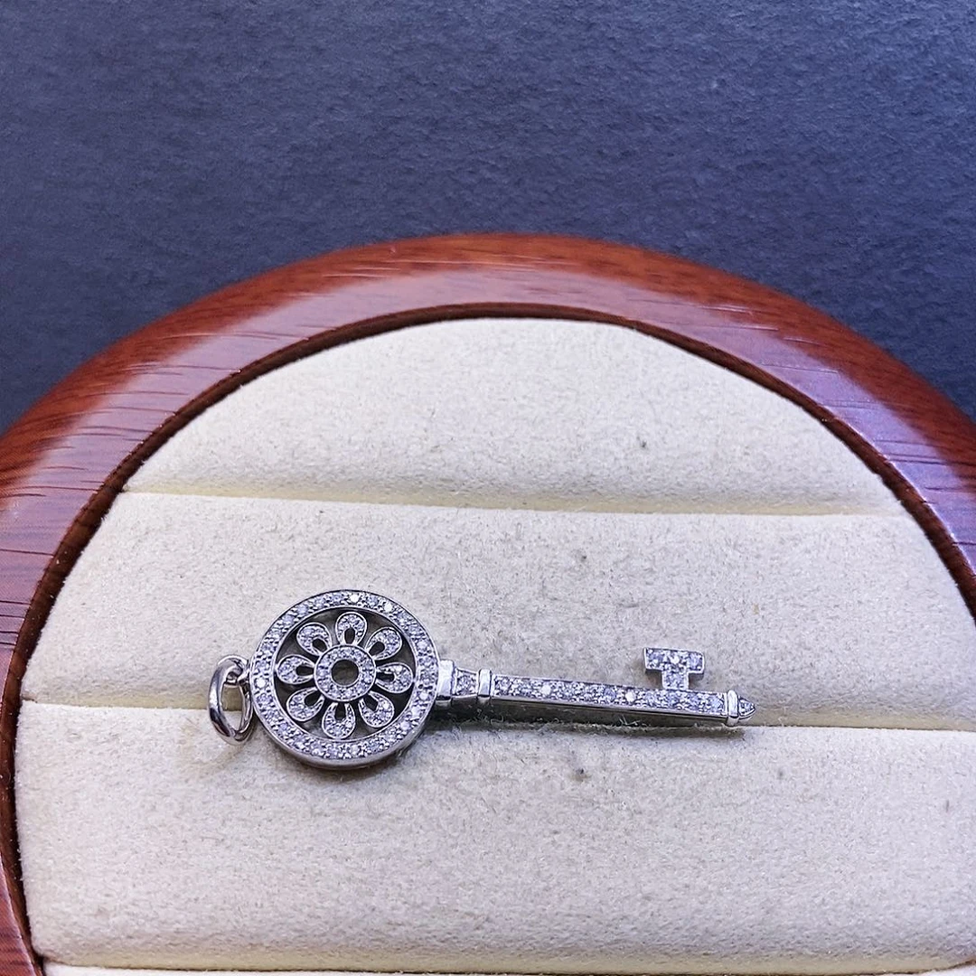 钻石颈饰18K金镶嵌太阳花满钻吊坠k白