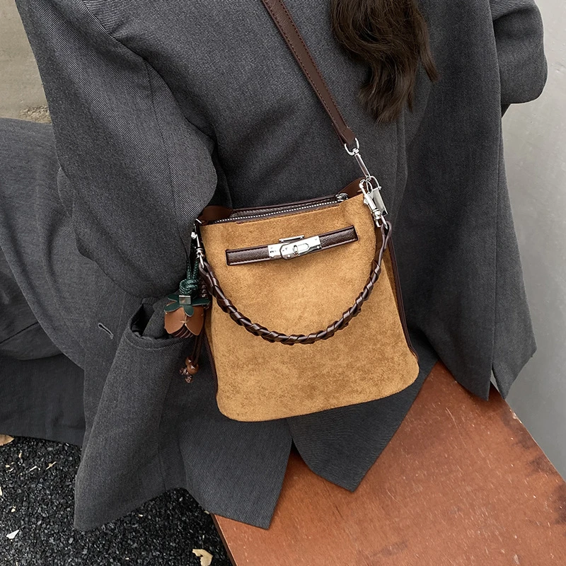 简约手提包水桶包女时尚小众休闲新款韩版桶包百搭单肩斜挎包肩包