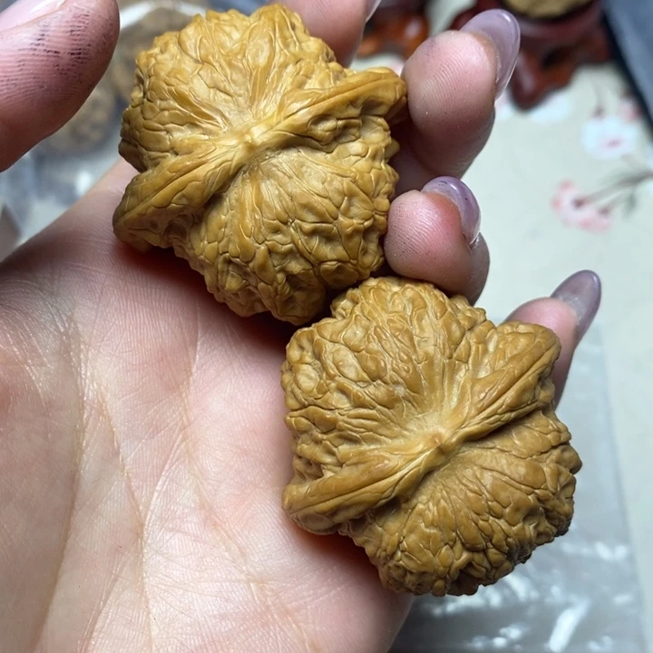文玩核桃吊坠血麒麟
