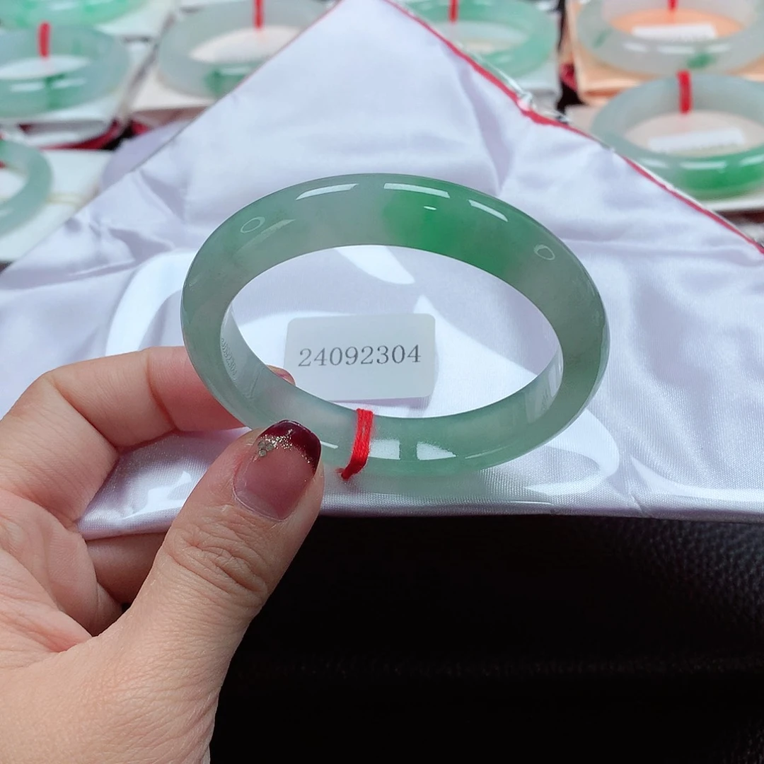 翡翠手镯（贵妃镯）未镶嵌