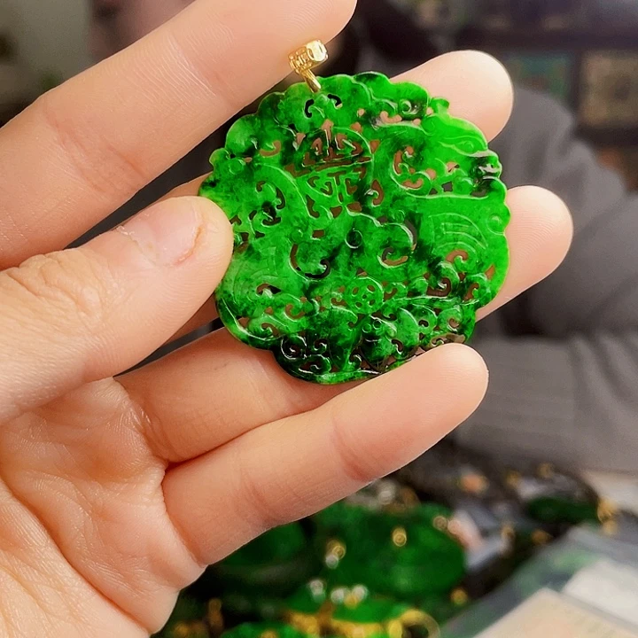 翡翠18K金镶嵌颈饰多样性