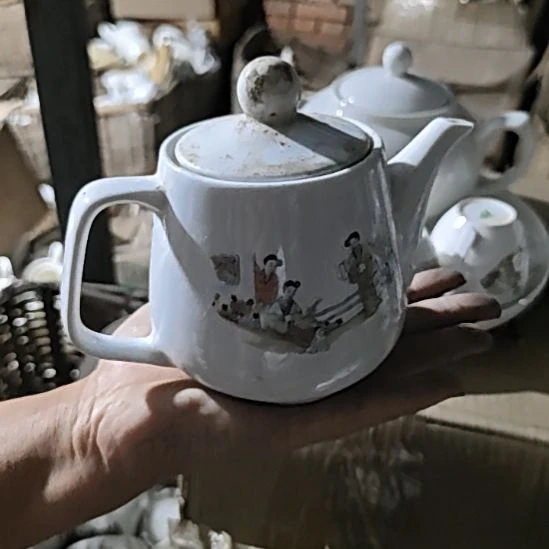 库存微瑕三娘教子单孔水壶一个