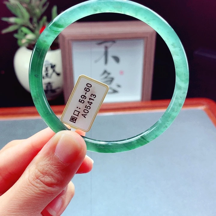 未镶嵌手镯翡翠圆镯