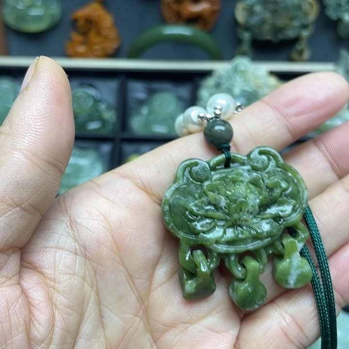 蛇纹石玉未镶嵌颈饰