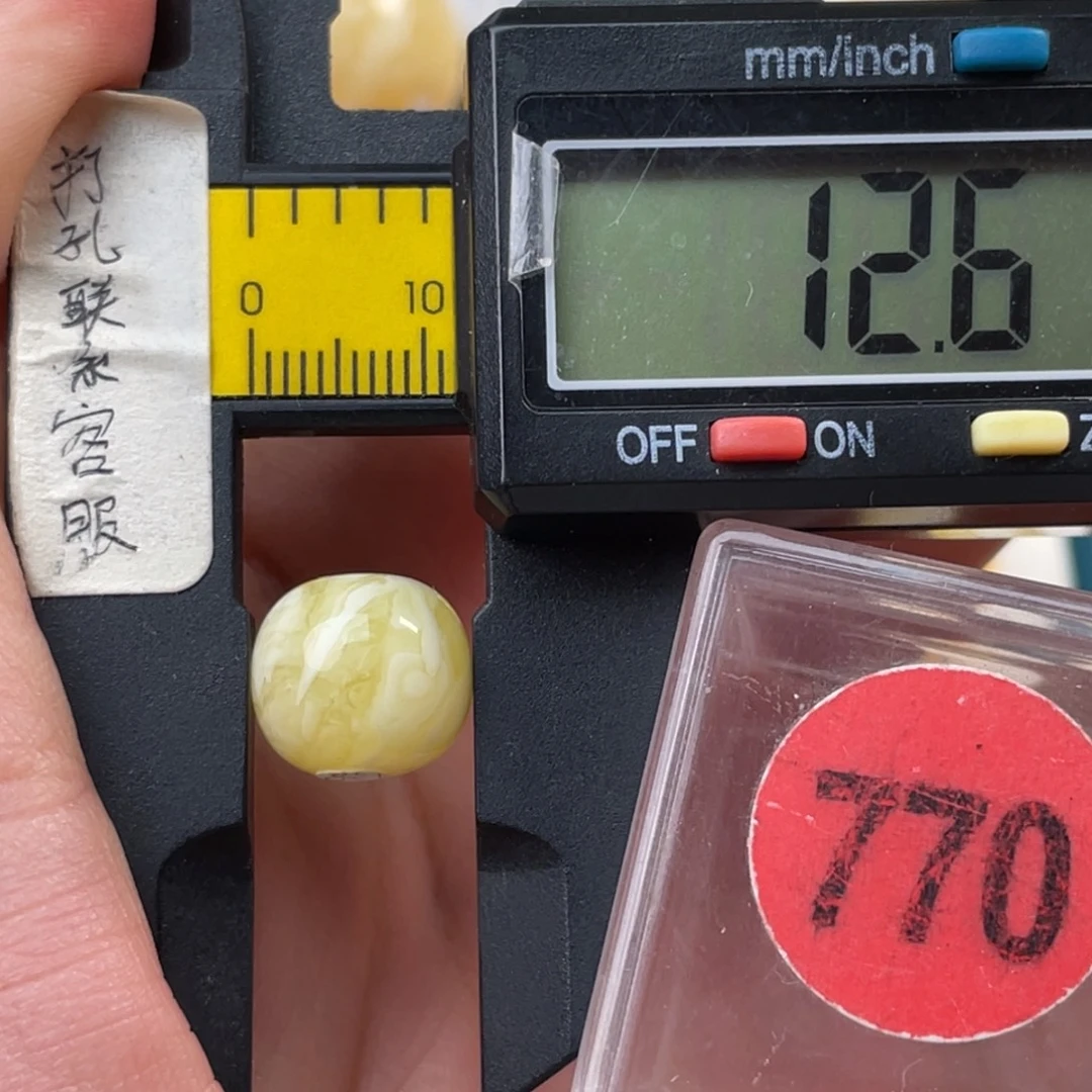 蜜蜡未镶嵌珠宝奇石
