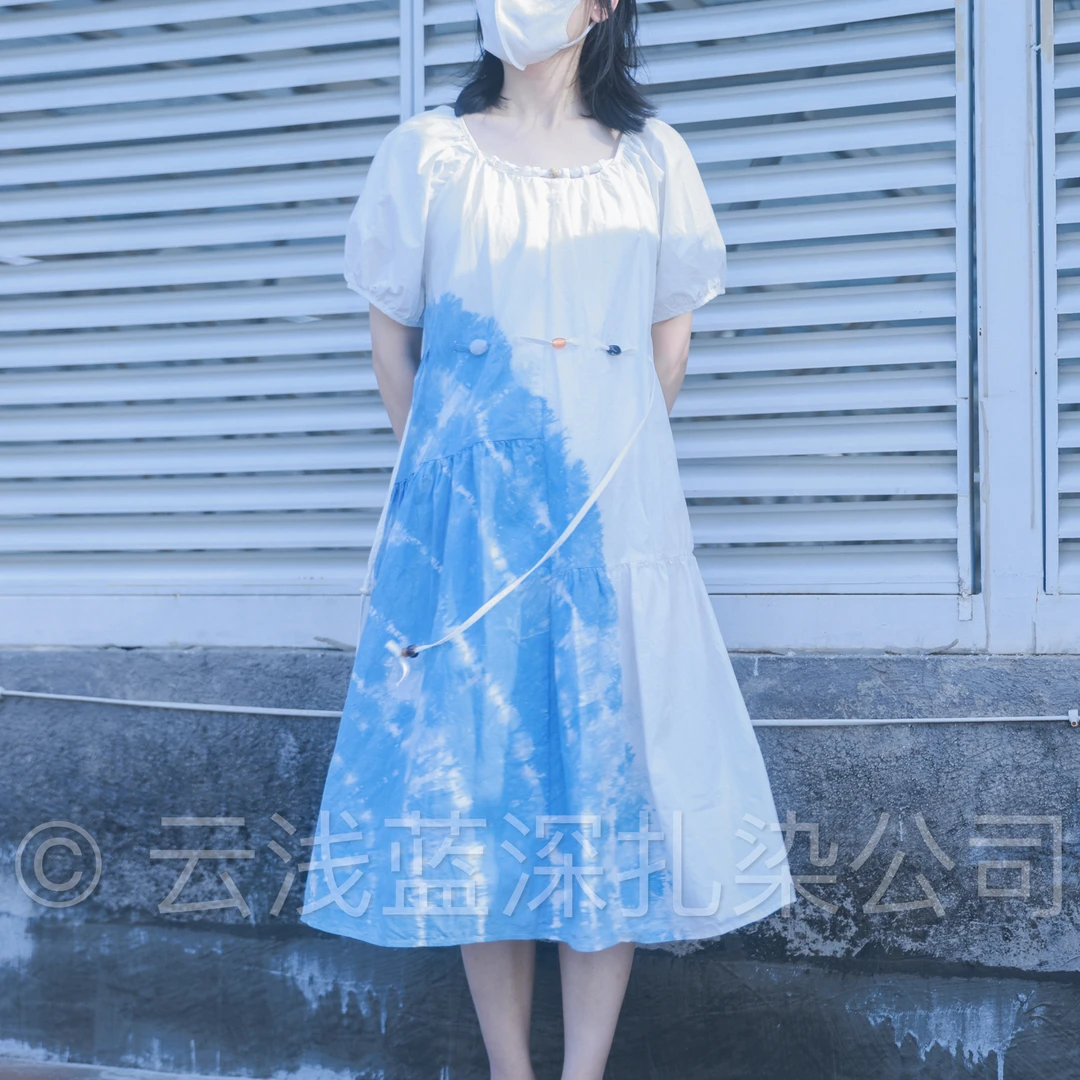 云浅蓝深 扎染腰部木珠连衣裙