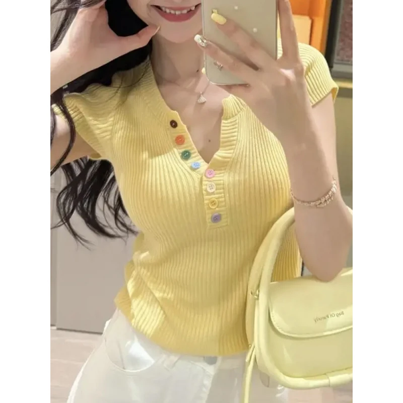 韩系彩扣小香风半开V领短袖T恤女2025夏季设计感百搭显瘦针织上衣