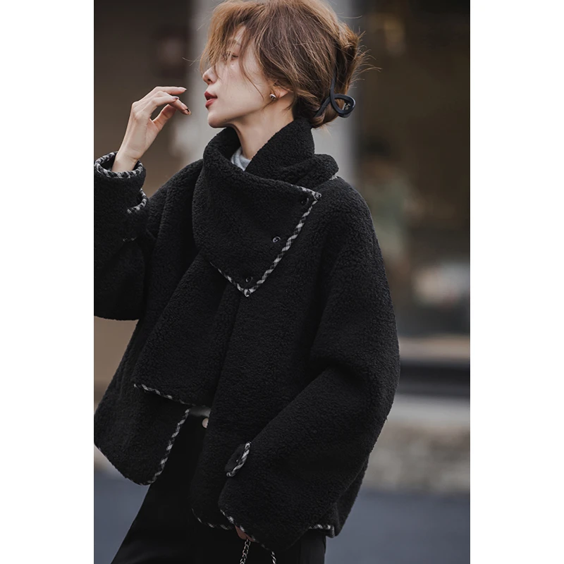 小谷粒黑胶外套 仿皮毛一体 可拆卸围巾 撞色包边 显瘦
