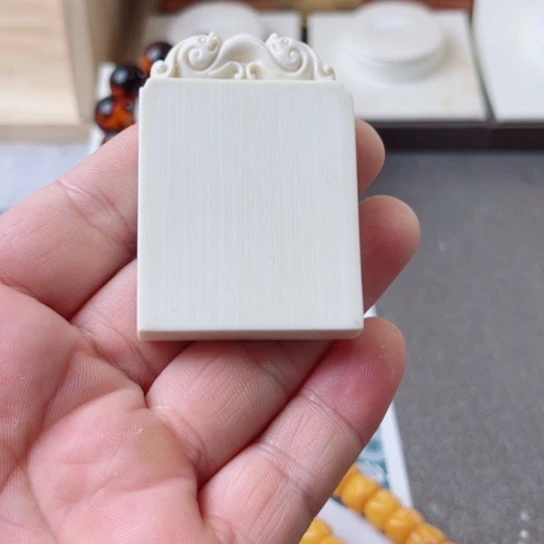 短毛牌子一个白色