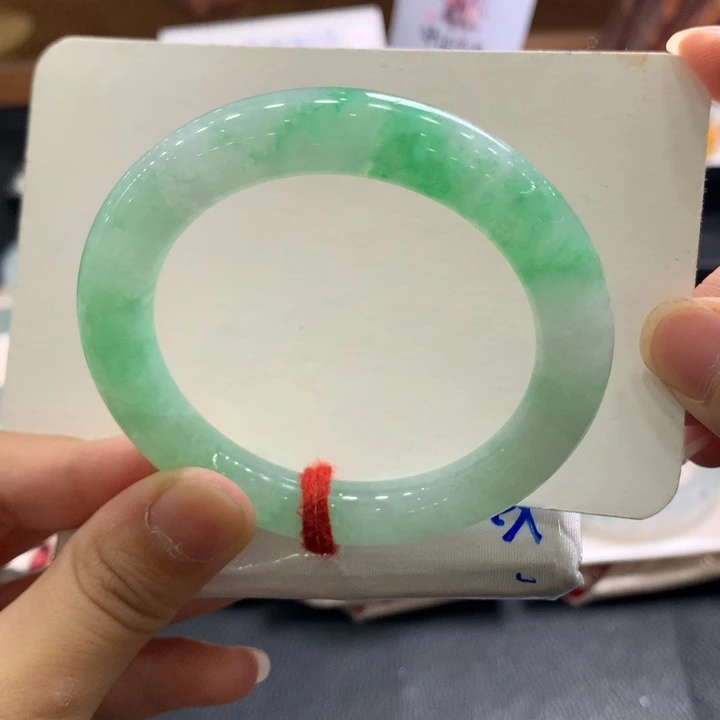 翡翠手镯未镶嵌11号阳绿瑕疵漏