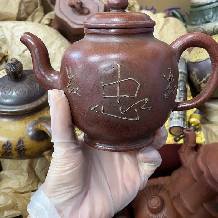 茶壶紫砂原矿泥料，手工制作的一把紫砂壶。