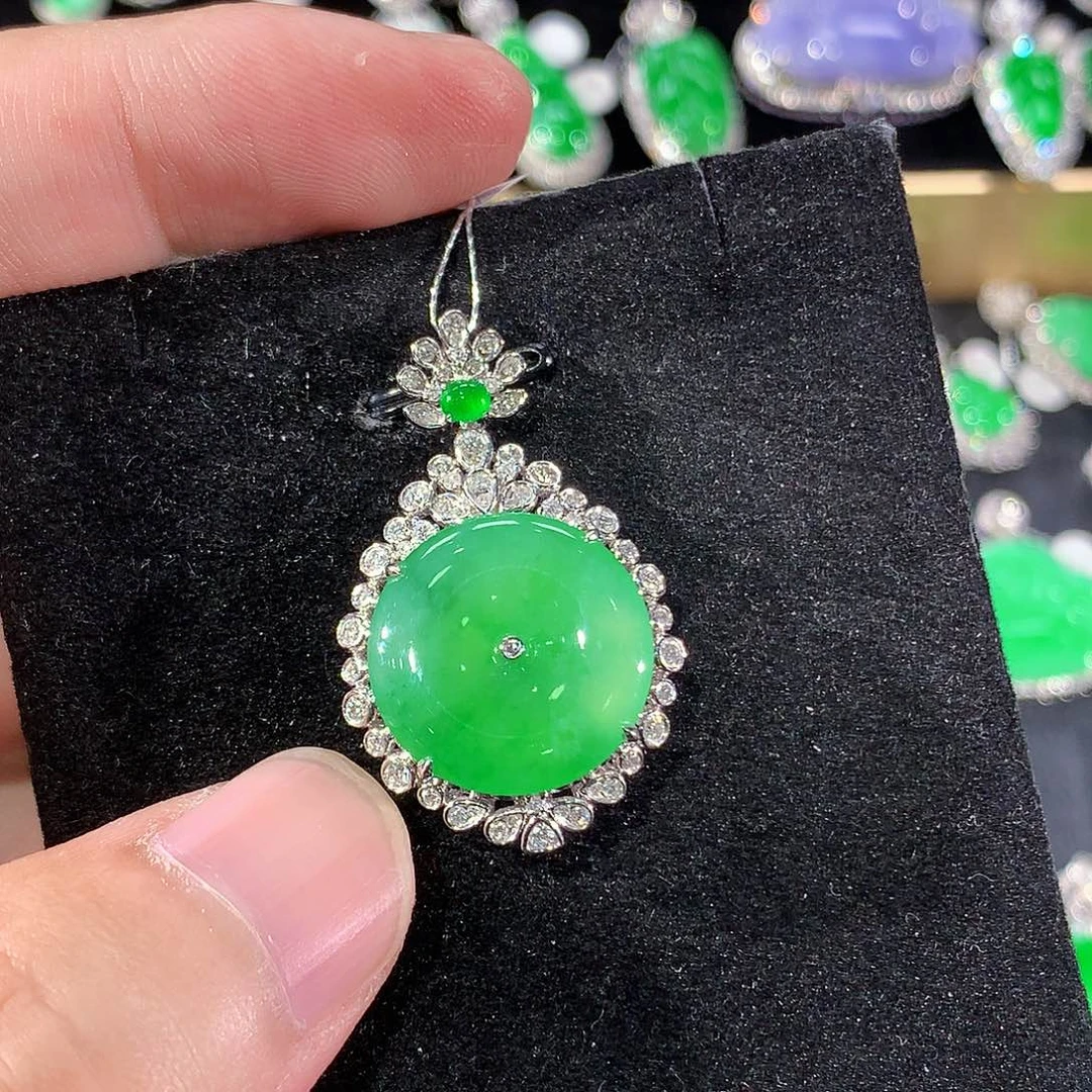 翡翠18K金镶嵌颈饰