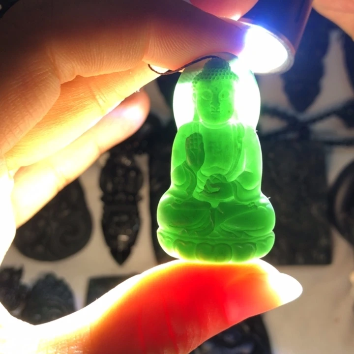 翡翠未镶嵌颈饰阿咪