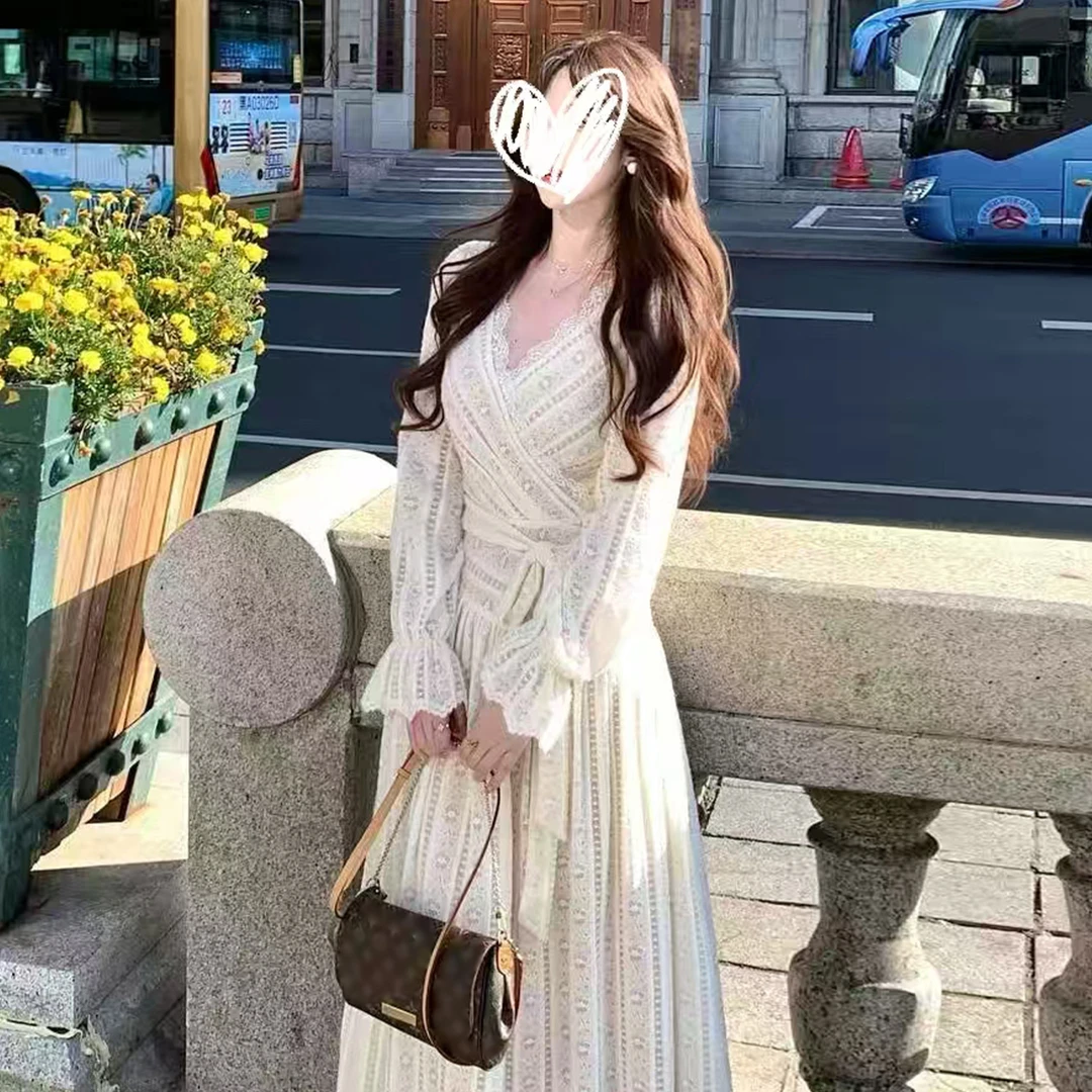 2025新款法式长袖v领蕾丝连衣裙子女秋冬季穿搭巨好看的收腰长裙