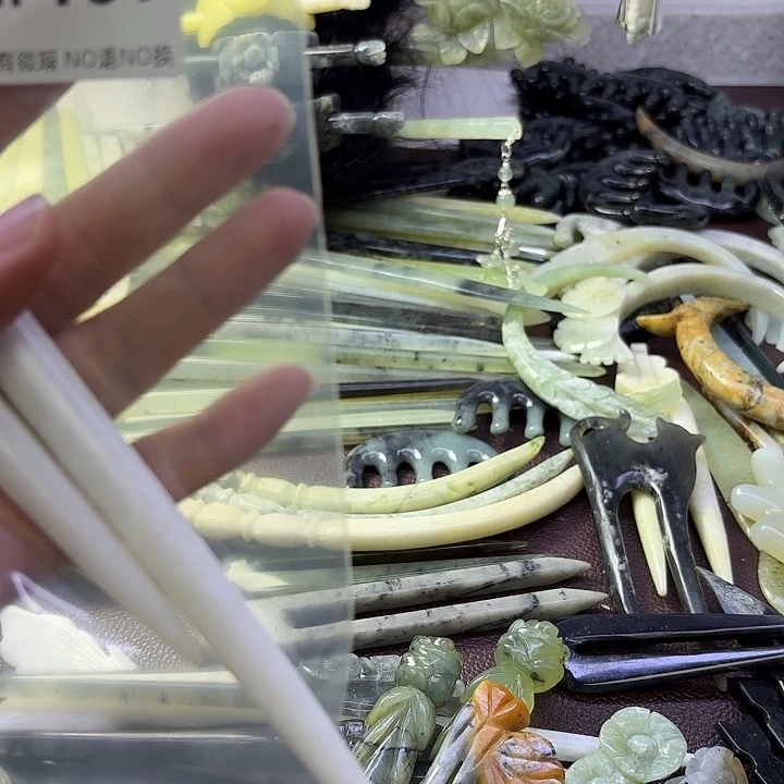 阎***爱蛇纹石玉合金发饰