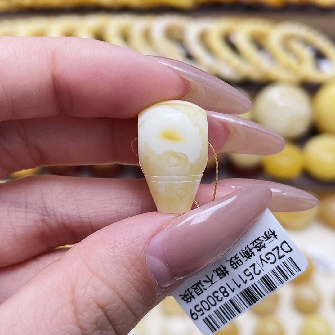 琥珀未镶嵌裸石12*20mm三通皮色